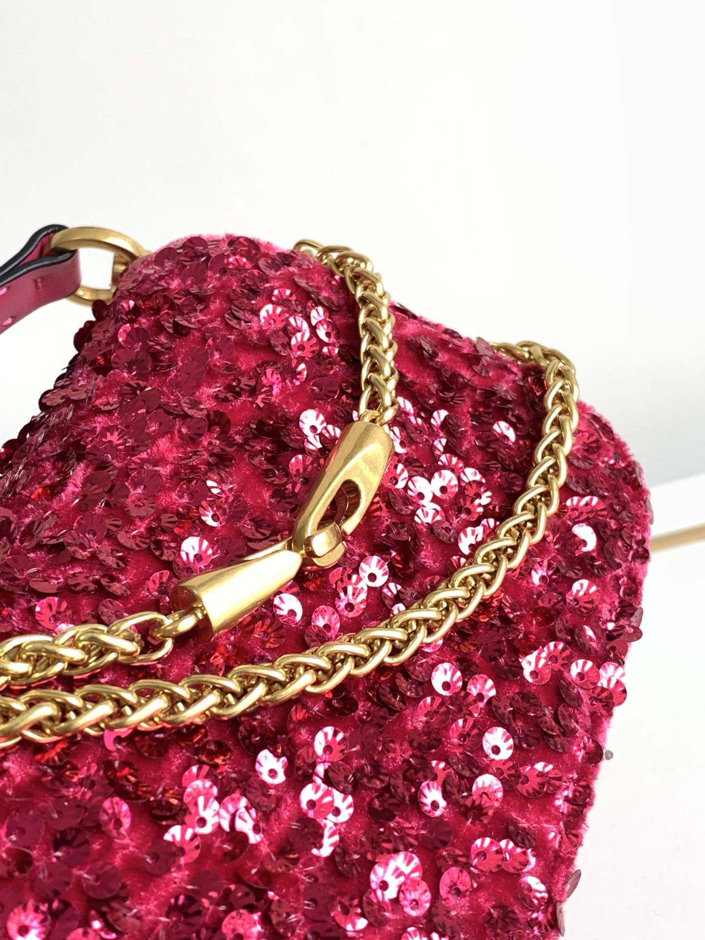 🆕上新啦💗Valentino Garavani 3D珠片手袋，采用亮光珠片穿琇设计，配以皮革饰边和VLo