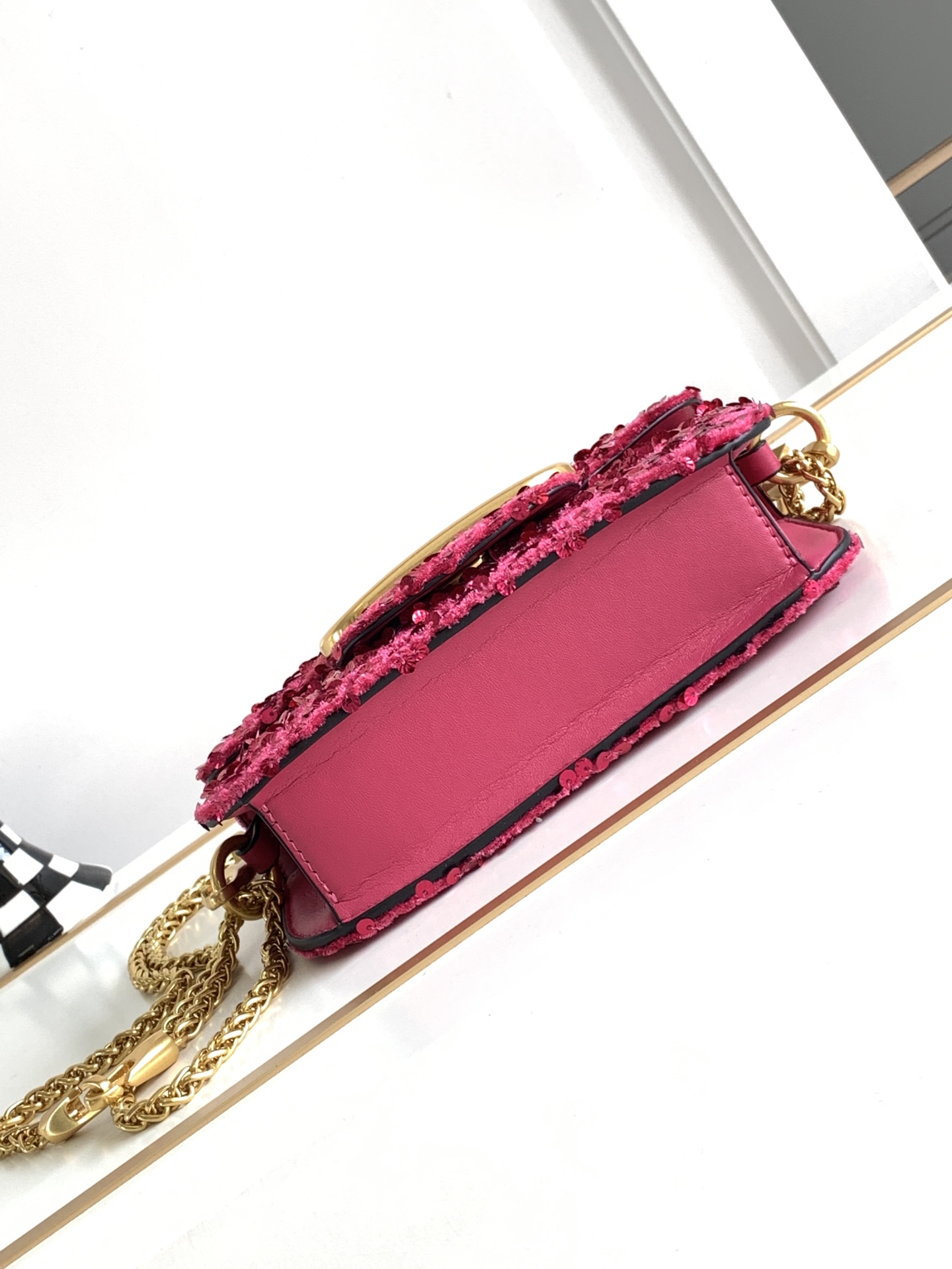 🆕上新啦💗Valentino Garavani 3D珠片手袋，采用亮光珠片穿琇设计，配以皮革饰边和VLo
