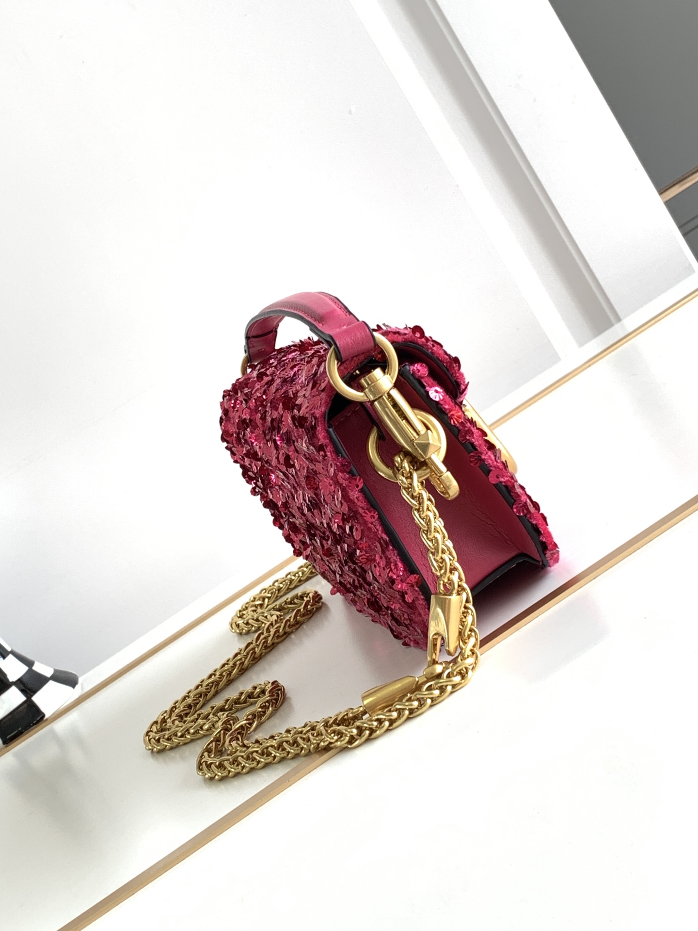 🆕上新啦💗Valentino Garavani 3D珠片手袋，采用亮光珠片穿琇设计，配以皮革饰边和VLo