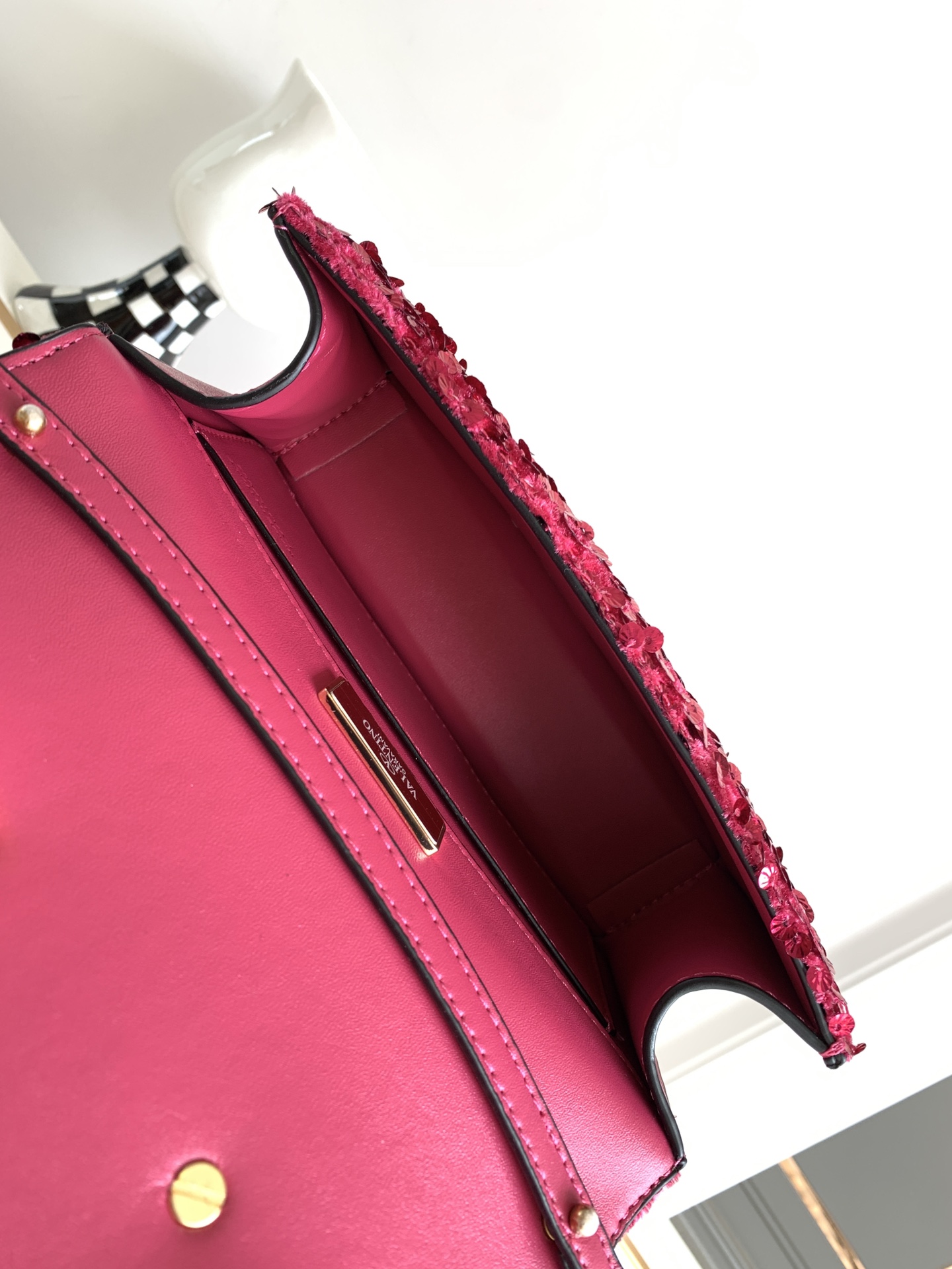 🆕上新啦💗Valentino Garavani 3D珠片手袋，采用亮光珠片穿琇设计，配以皮革饰边和VLo