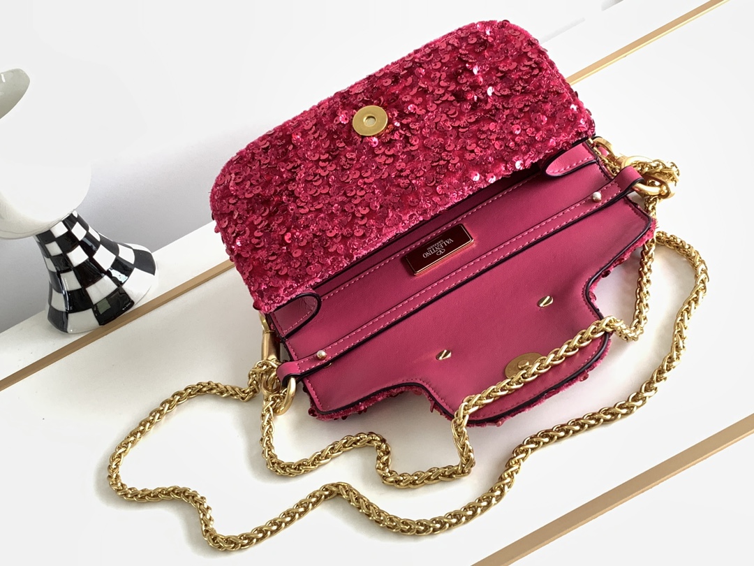 🆕上新啦💗Valentino Garavani 3D珠片手袋，采用亮光珠片穿琇设计，配以皮革饰边和VLo