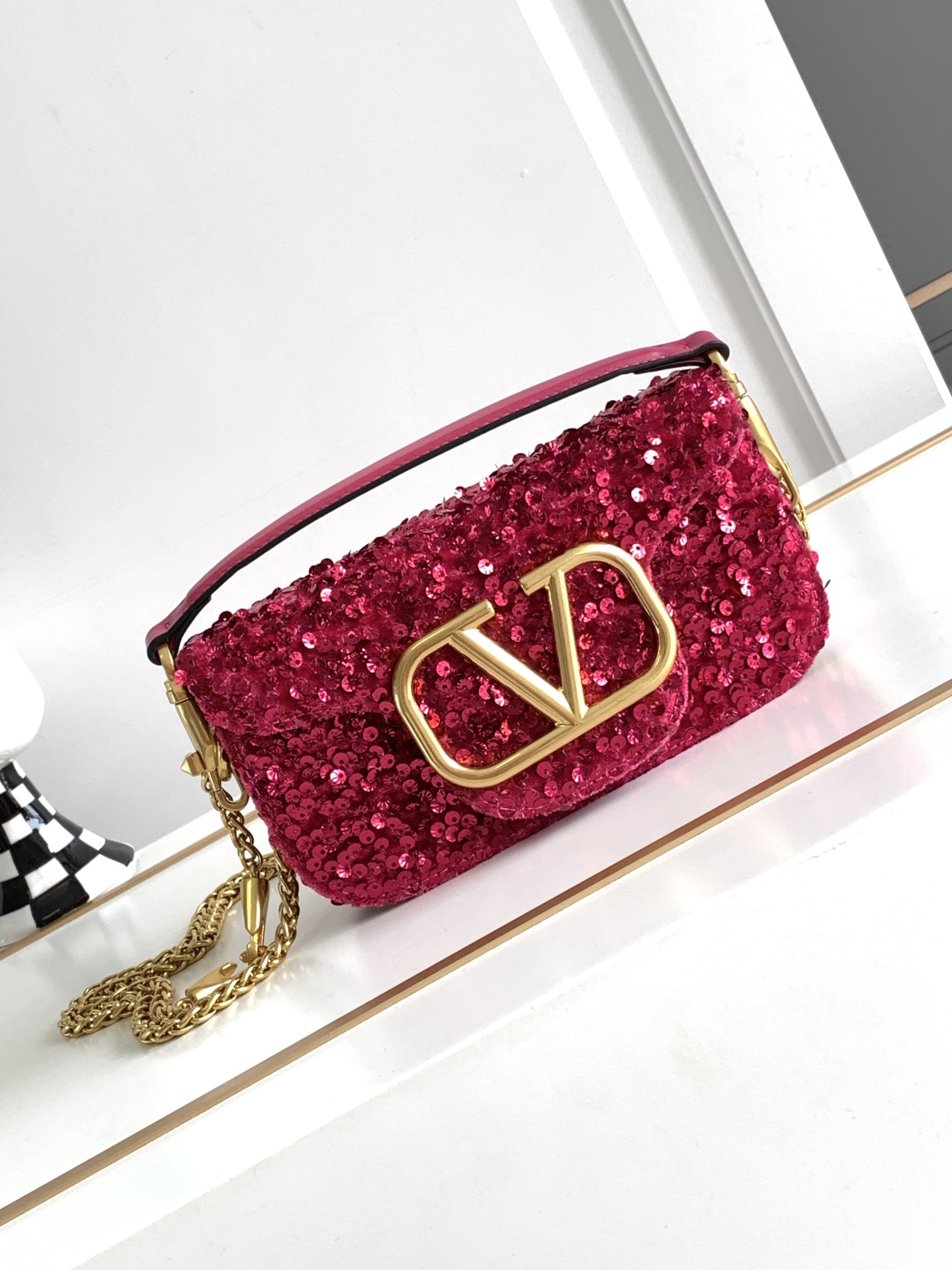 🆕上新啦💗Valentino Garavani 3D珠片手袋，采用亮光珠片穿琇设计，配以皮革饰边和VLo