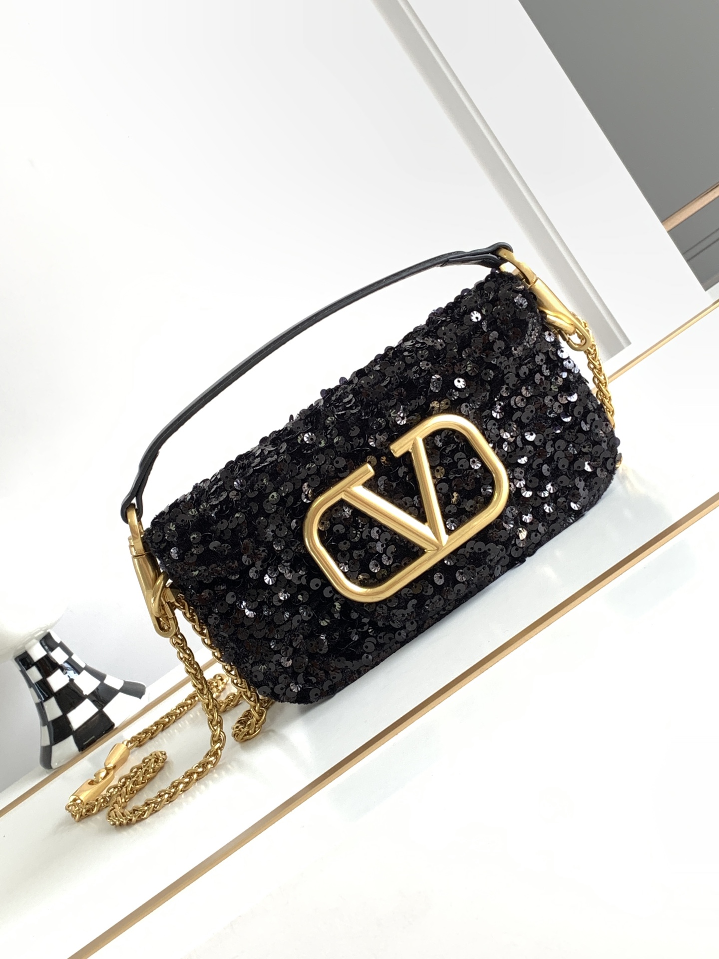 🆕上新啦💗Valentino Garavani 3D珠片手袋，采用亮光珠片穿琇设计，配以皮革饰边和VLo