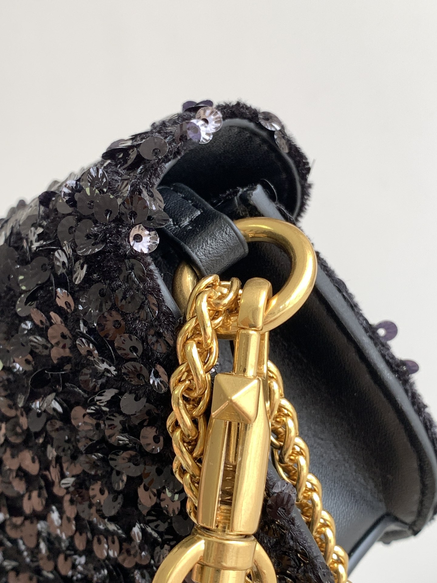 🆕上新啦💗Valentino Garavani 3D珠片手袋，采用亮光珠片穿琇设计，配以皮革饰边和VLo