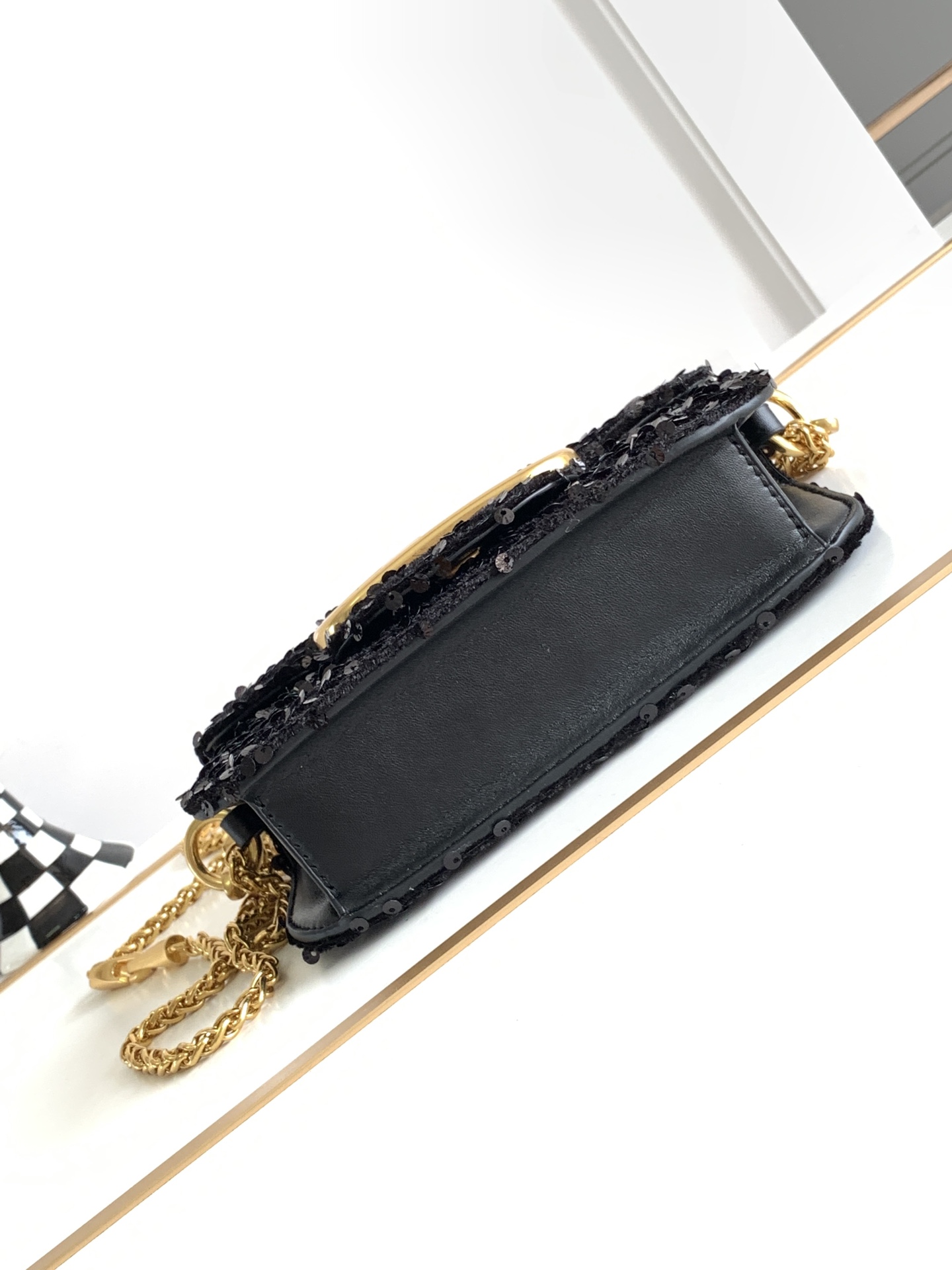 🆕上新啦💗Valentino Garavani 3D珠片手袋，采用亮光珠片穿琇设计，配以皮革饰边和VLo