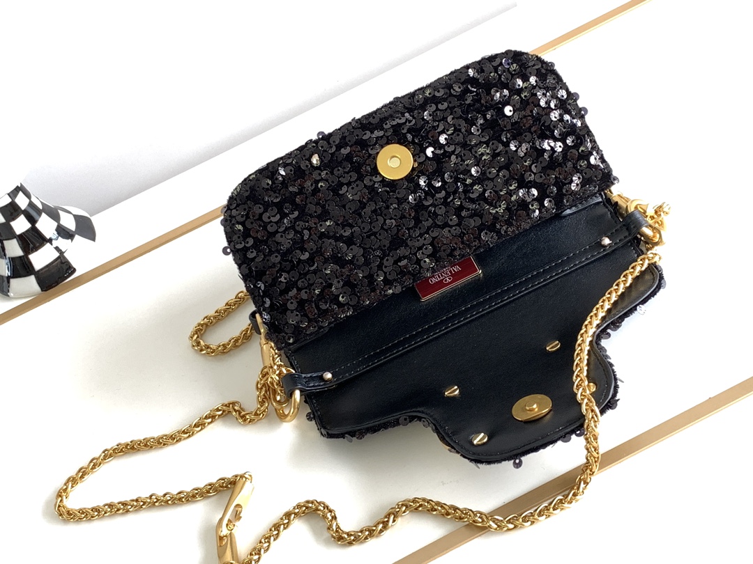 🆕上新啦💗Valentino Garavani 3D珠片手袋，采用亮光珠片穿琇设计，配以皮革饰边和VLo