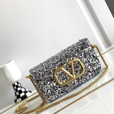 🆕上新啦💗Valentino Garavani 3D珠片手袋,采用亮光珠片穿琇设计,配以皮革饰边和VLo 🆕上新啦💗Valentino Garavani 3D珠片手袋,采用亮光珠片穿琇设计,配以皮革饰边和VLo