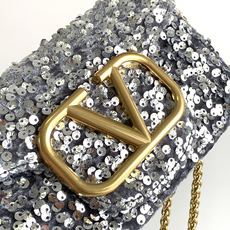 🆕上新啦💗Valentino Garavani 3D珠片手袋,采用亮光珠片穿琇设计,配以皮革饰边和VLo 🆕上新啦💗Valentino Garavani 3D珠片手袋,采用亮光珠片穿琇设计,配以皮革饰边和VLo
