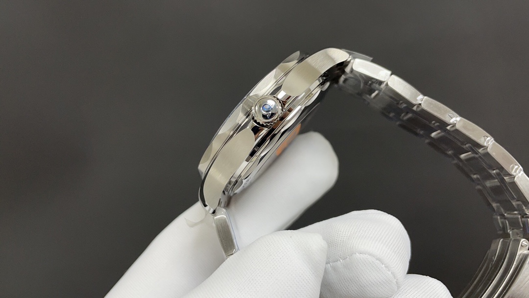 Omega 欧米茄 海马300蓝 42mm 8800机