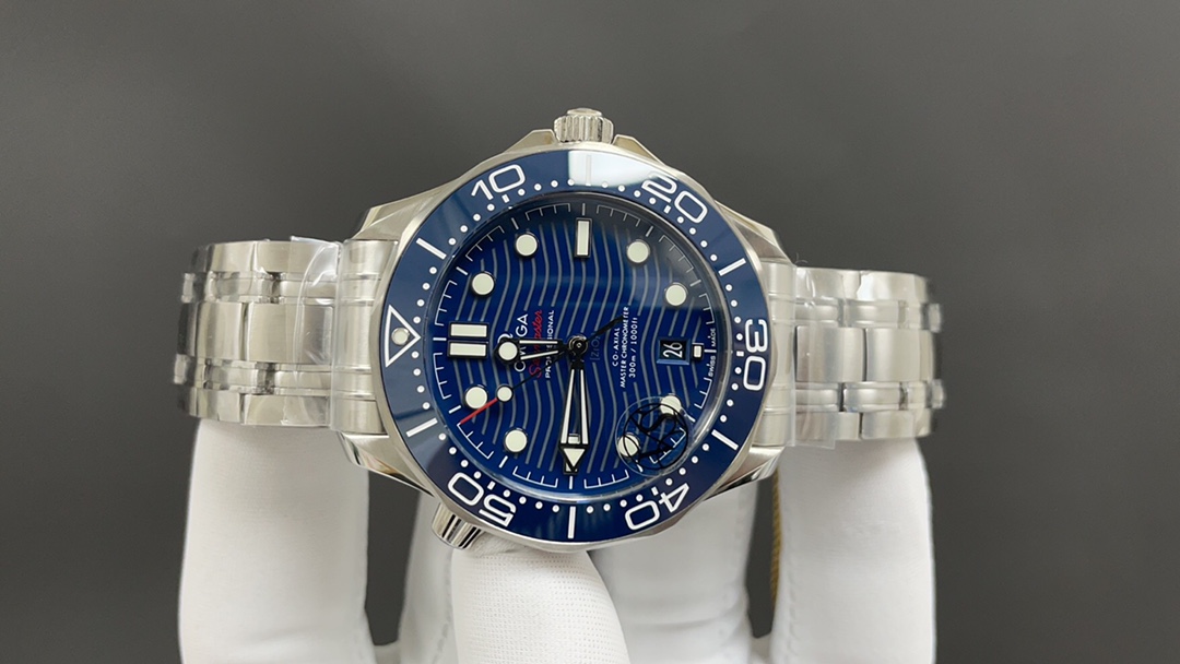 Omega 欧米茄 海马300蓝 42mm 8800机