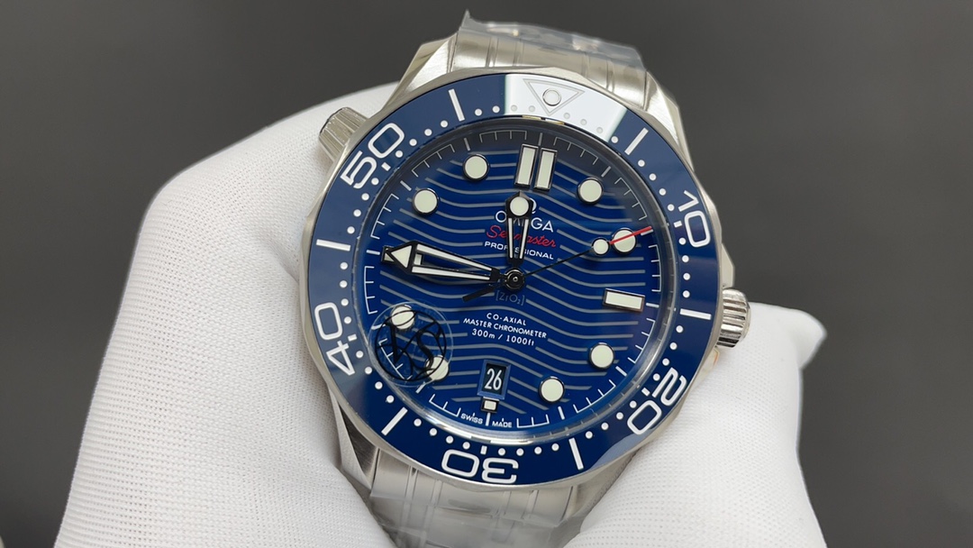 Omega 欧米茄 海马300蓝 42mm 8800机