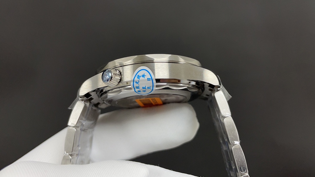 Omega 欧米茄 海马300蓝 42mm 8800机