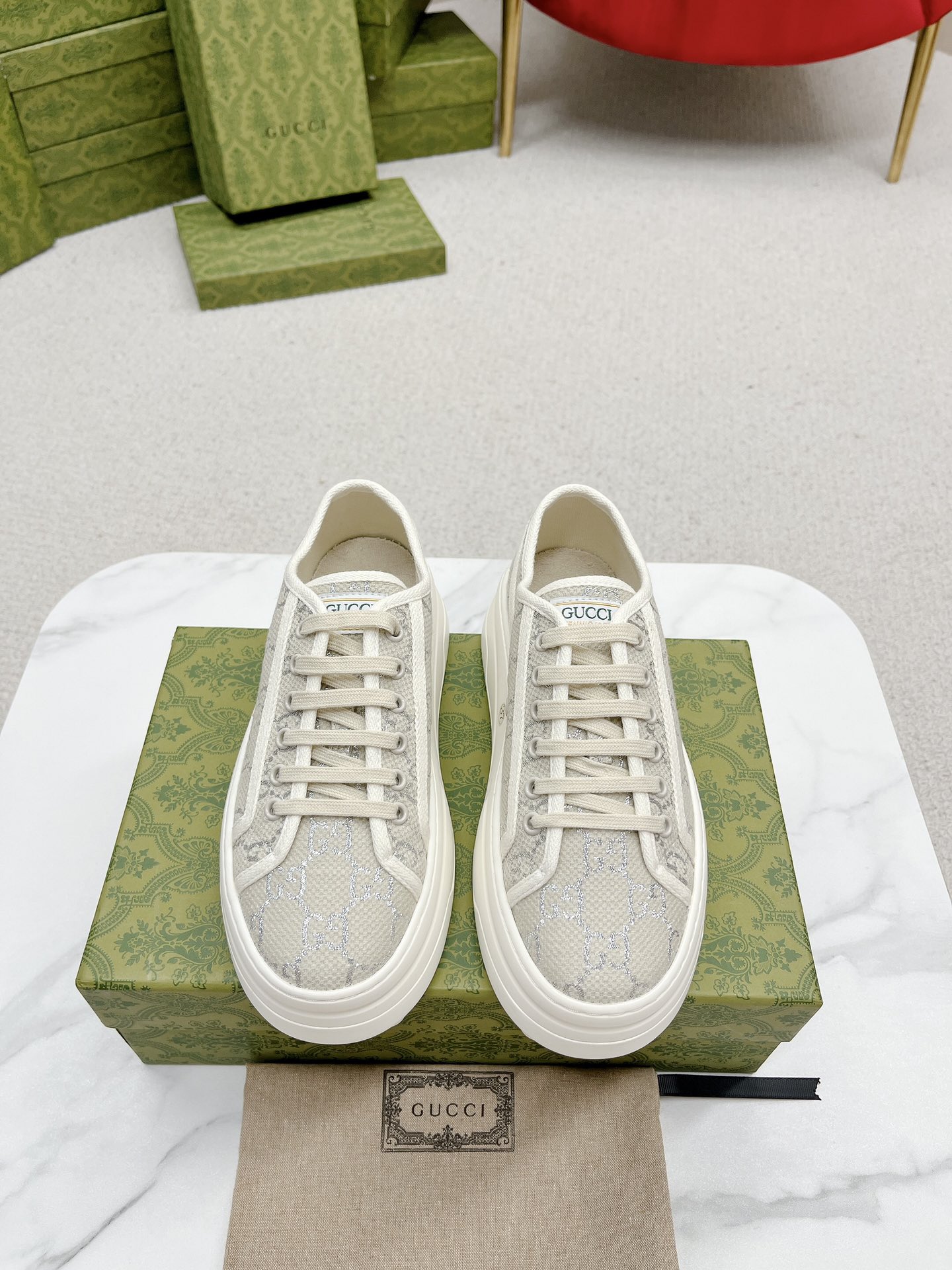 NO:682202,Women’s Men’s G’ucci’s latest sneaker of the year, this eye-catching piece draws inspiration from the world of tennis. This sneaker is made of classic GG canvas in tonal beige and ebony. The thick sole and contrasting fabric piping reveal a modern aesthetic. The upper is classic GG canvas and the outsole is an interlocking Double G rubber outsole, 5.3 cm high!  Sizes for women are 35-40, men’s 39-44 (women’s 34 and 41, men’s 45 can be customized without return), casual shoes/sports shoes, sneakers19860909女款 男款 G’ucci 年最新爆款运动鞋,这件亮眼吸睛的单品从网球世界中汲取创作灵感.这款运动鞋采用同色调米色和乌木色经典GG帆布制成,厚实鞋底和撞色织物滚边流露现代美感. 鞋面经典GG帆布 大底互扣式双G橡胶大底,高5.3厘米！ 码数女款35-40,男款39-44（女款34和41,男款45可以定做不退货）,休闲鞋/运动鞋,sneakers,Women's Shoes