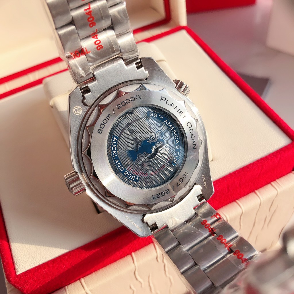💰630 【霸气型男 腕间利器】GD出品,2023全新升级鸥米茄海马系列600米潜水腕表橡胶表带款全色到货,陶瓷圈口全网独发,内修西铁城机芯,外修细节同步原装
【机芯】搭载💯全新日本原装西铁城8215自动机械机芯,原装透底设计,修正机芯陀片,0️⃣返修,走时准,实用强
【表壳】采用316L精钢表壳,全网独家真空炉内间金电镀,搭载同级唯一陶瓷原装单向旋转计时圈口
【表链】GD出品海马系列600米潜水腕表官方同步橡胶表带或316精钢五珠表链可选,钢链搭配同级唯一原装推拉式可调节表扣
⚠️请认准GD出品独家品质