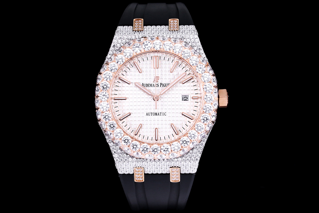 NO:336443,A Audemars Piguet Real men have to bring Audemars Piguet. With A, the new ring port is paired with a large diamond ring, using imported Citizen 324 machine, fully automatic mechanical men's watch, Royal Oak 50th anniversary series 15510 Equipped with 316L stainless steel case, solid heavy steel belt, selected imported Swarovski diamonds, shining, accurate and stable time, took 12 months to modify and restore the real effect of full diamonds. Super luxury version, handmade diamonds, boutique men's watch, noble and atmospheric ~ style and fashion trend, good-looking at any time, never out of time style, classic style, 316 steel imported cowhide belt, size 42mm/12mm,,swarovski,audemars,cowhide19860909A 爱彼 真男人就得带爱彼 拥有A,全新圈口搭配大圈镶钻圈,采用进口西铁城改324机 全自动机械男士腕表,皇家橡树50周年系列 15510 搭载316L不锈精钢表壳 实心厚重钢带精选进口施华洛世奇钻 光彩闪耀 精准稳定走时 耗时12个月改装还原满钻真实效果.超豪华版本 手工满镶钻 精品男士腕表 尊贵大气～风范时尚潮流,随意搭配都好看 永不过时款式 经典款耐看,采用316钢 进口牛皮带 尺寸 42mm/12mm,,swarovski,audemars,cowhide,Watch