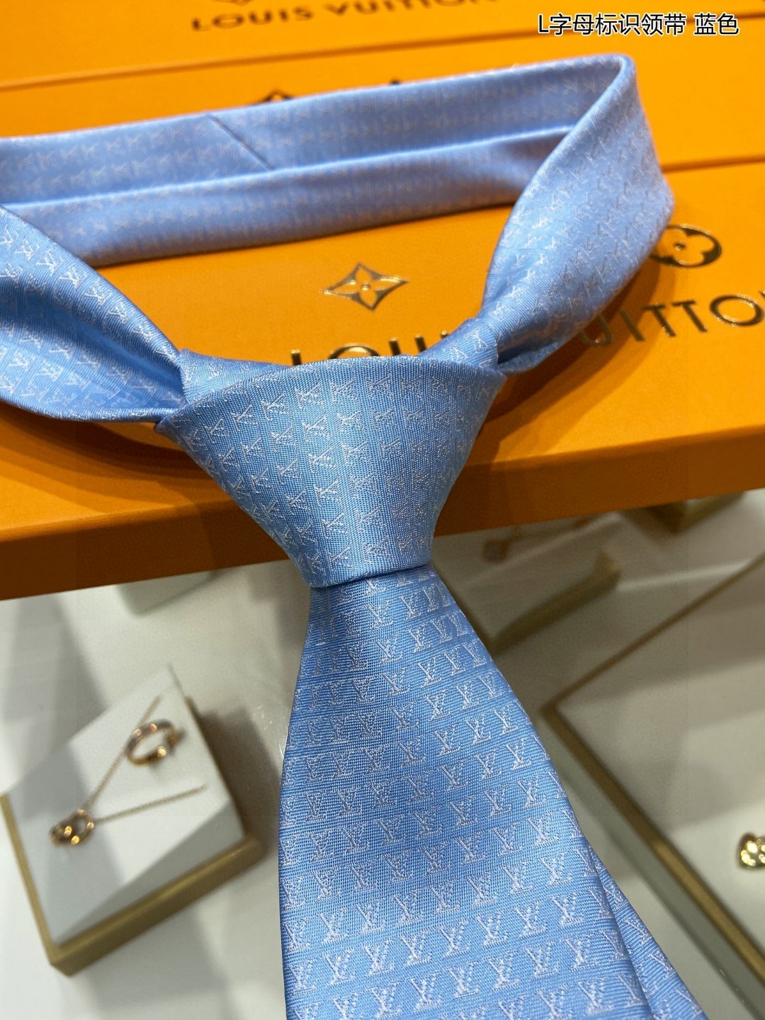 男士领带系列L字母标识领带稀有展现精