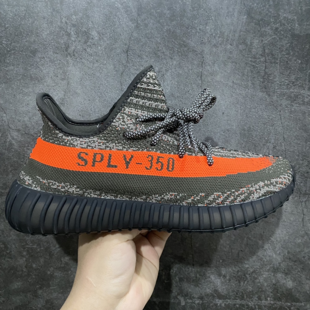 【W1版本】Yeezy350v2灰橙3.0天使鞋带反光版 HQ7045n官方6.3日最新发售款全新批次 市售最强性价比n某知名大厂支线产品 跑遍市场筛选最强最稳定性价比批次  鞋型完美升级 疯狂碾压市面同价位版本 大底饱满油面爆米花脚感完美 核心放店优势供应 助力发展 稳定走量私信  尺码：36 36.5 37 38 38.5 39 40 40.5 41 42 42.5 43 44 44.5 45 46 46.5 47 48-莆田鞋批发中心