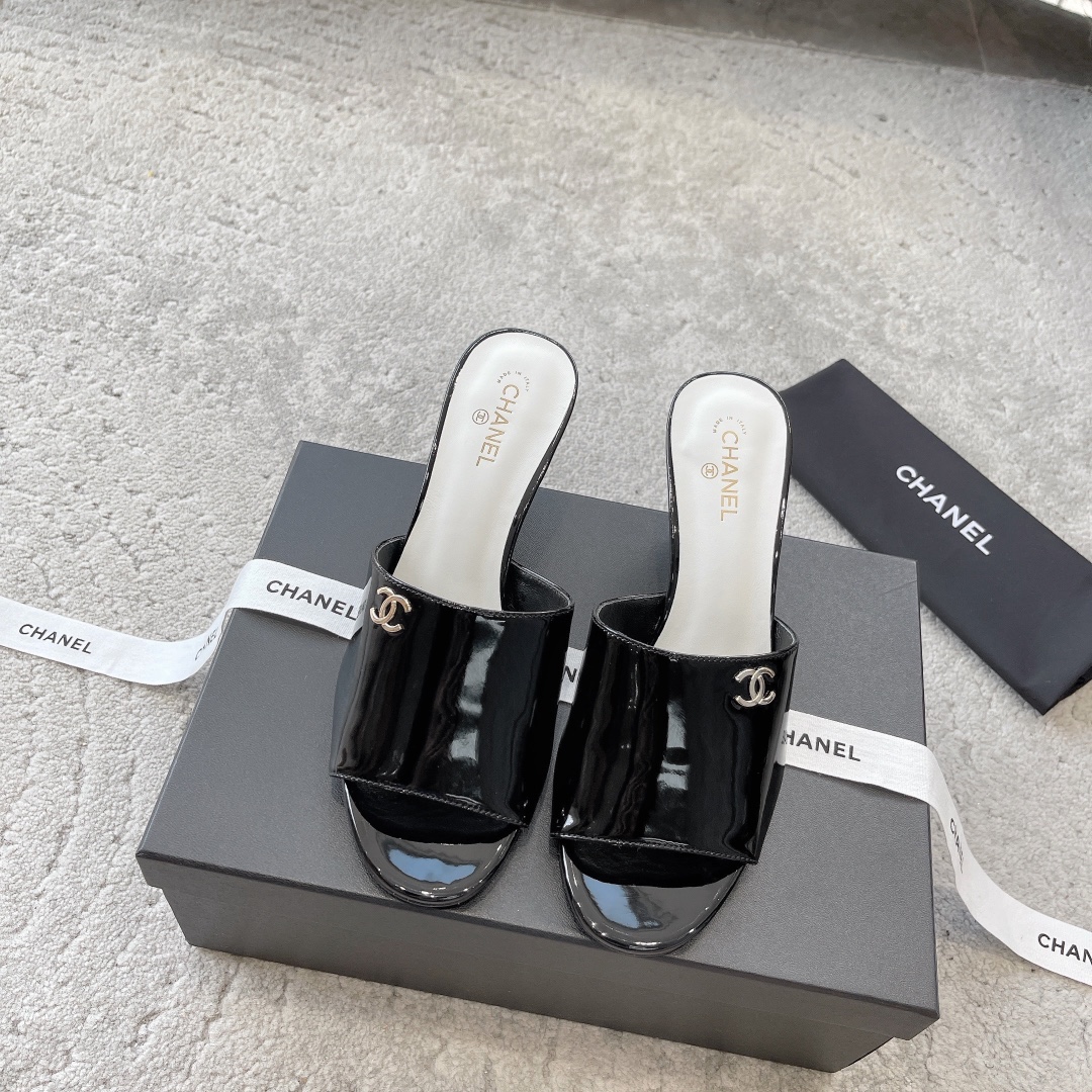 CHANEL sandalen koeienleer laat voeten blanker uitzien stijlvol model