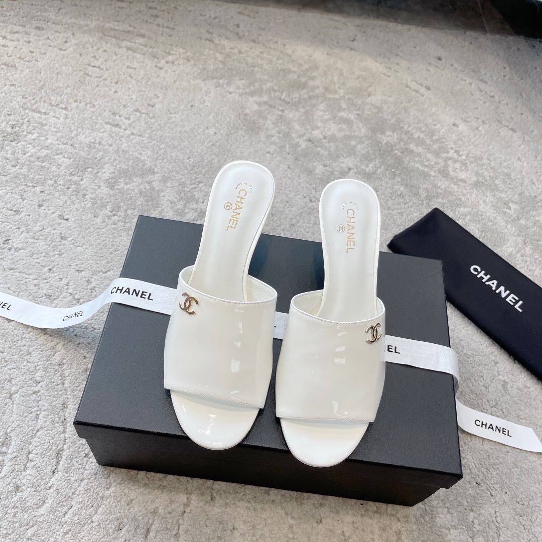 CHANEL sandalen koeienleer laat voeten blanker uitzien stijlvol model