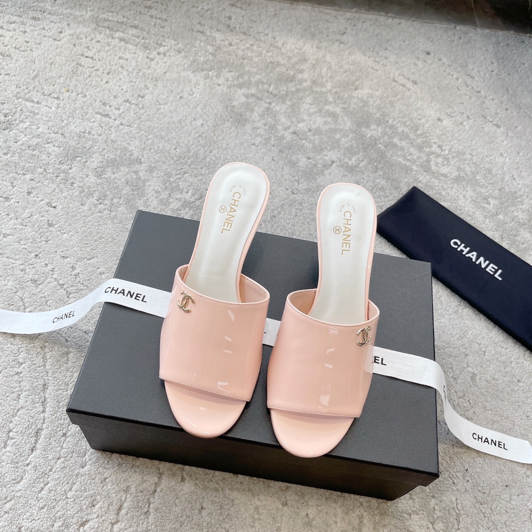 CHANEL sandalen koeienleer laat voeten blanker uitzien stijlvol model