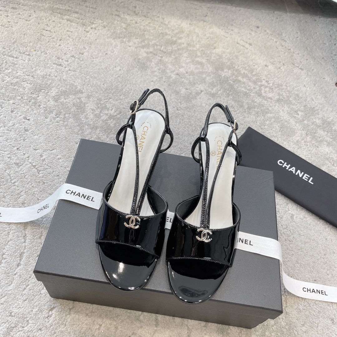 CHANEL sandalen koeienleer laat voeten blanker uitzien stijlvol model