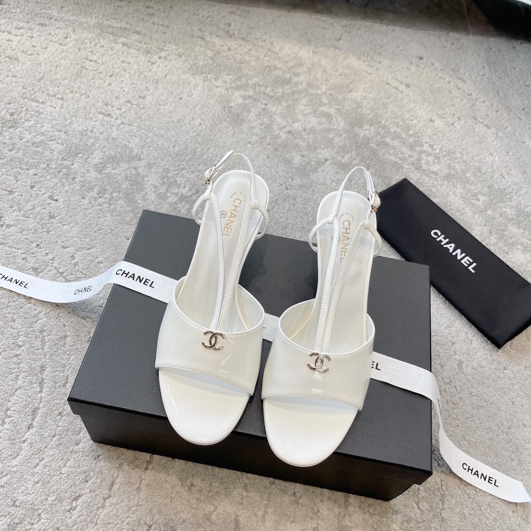 CHANEL sandalen koeienleer laat voeten wit lijken stijlvol model