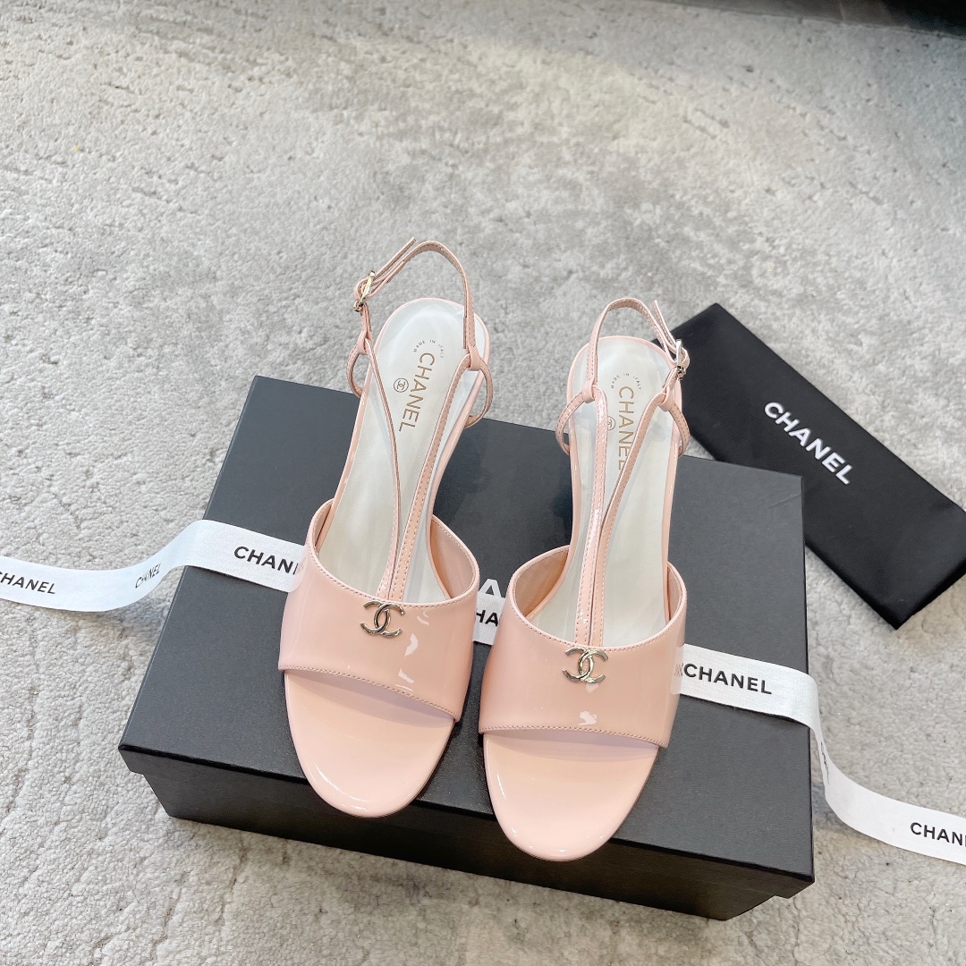 CHANEL sandalen koeienleer laat voeten blanker uitzien stijlvol model