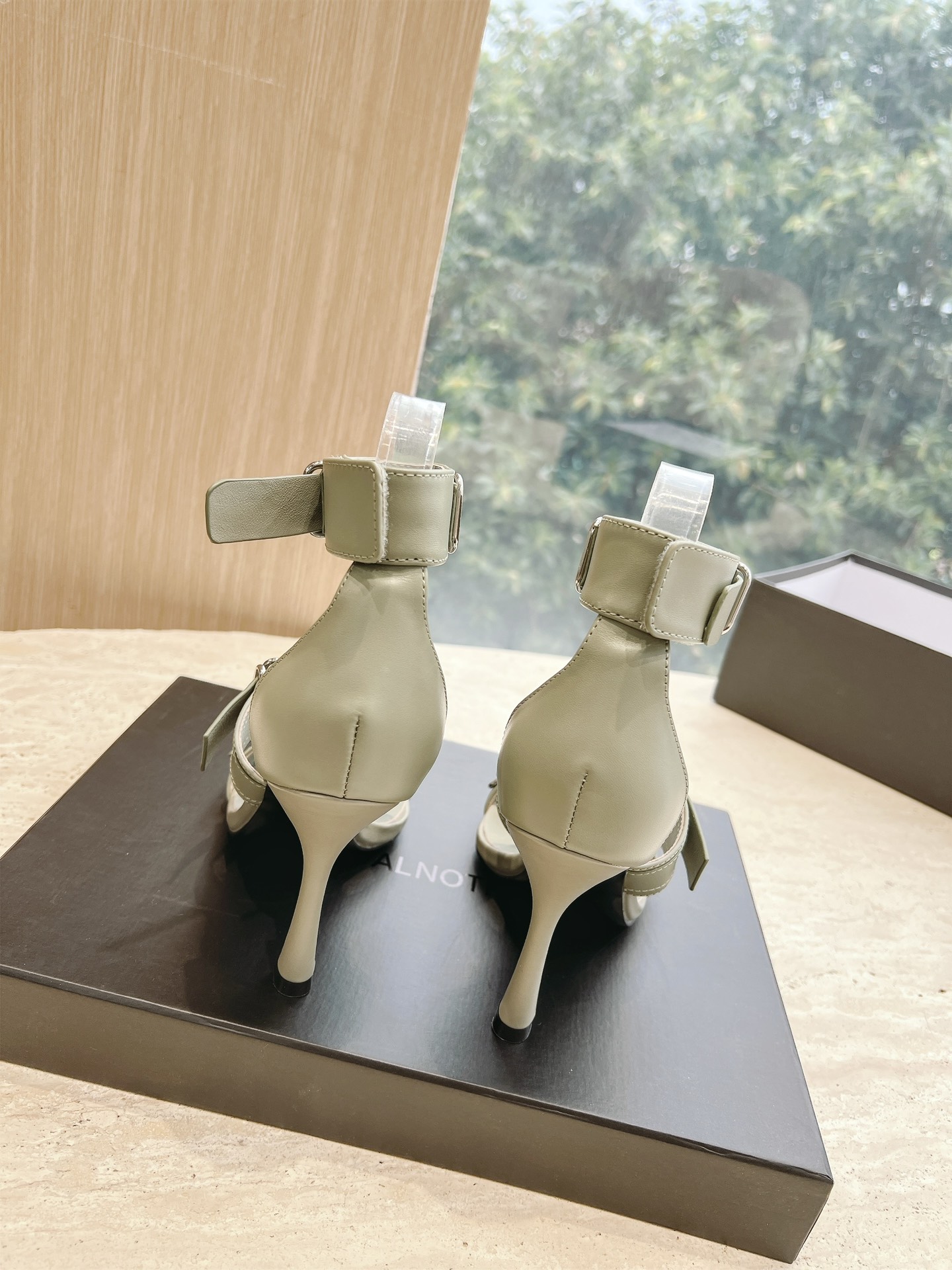 “High-Quality DYMLATY 2023SS Metal Button High Heels for Comfort and Style” - 图片 9