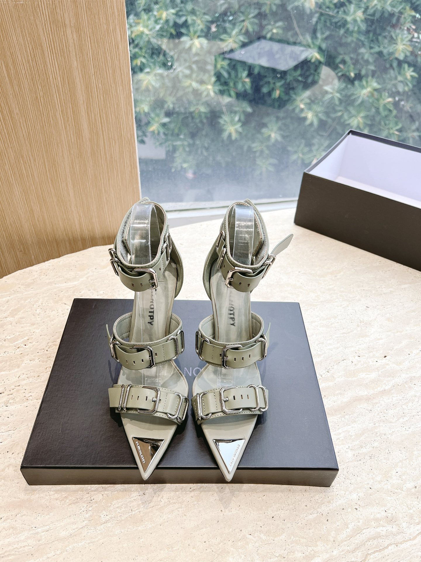 “High-Quality DYMLATY 2023SS Metal Button High Heels for Comfort and Style” - 图片 4