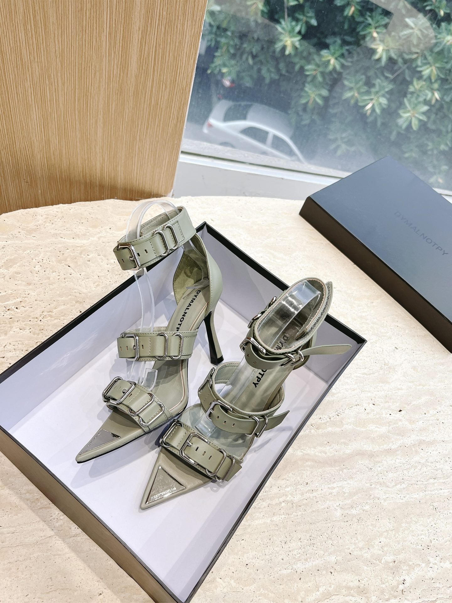 “High-Quality DYMLATY 2023SS Metal Button High Heels for Comfort and Style”