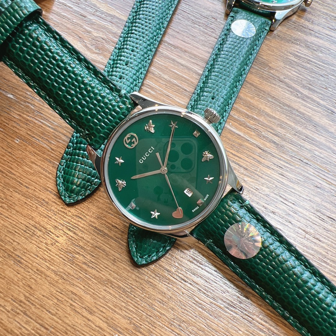 🌟原单代购级别🌟 GUCCI古驰G-TIMELESS系列,天然珍珠贝母表盘,配以银色星星和星球图案,Gucci刻度:interlocking G、蜜蜂、星星、铆钉和银色心形,以及彩色贝壳盘,搭配银白色彗星图案.进口超薄瑞士石英机芯,蓝宝石玻璃镜面永不刮花,多色进口牛皮表带,质感超级好.表壳直径约36mm,独家原单品质💪🏻💪🏻