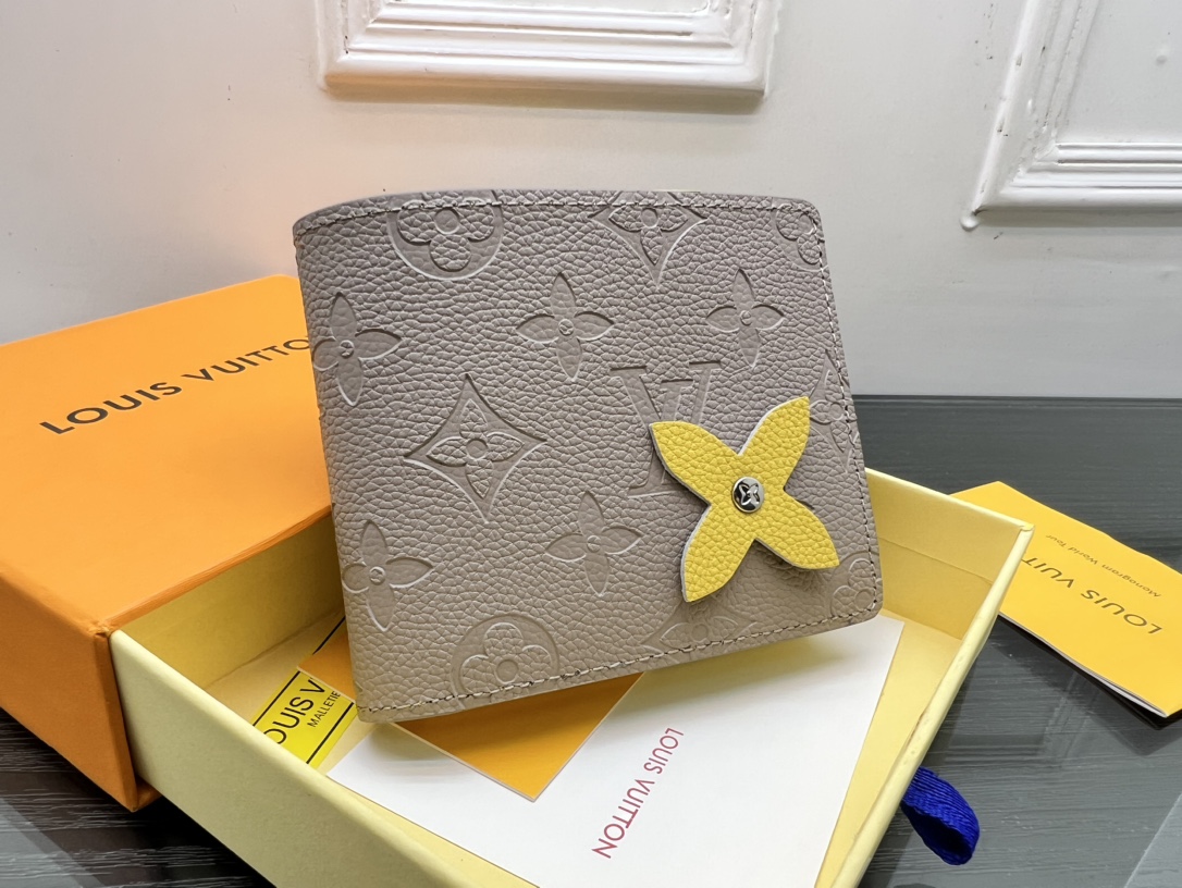 Elegant Leather Bifold Wallet - Open View: Interior Details Elegant Leather Bifold Wallet interior