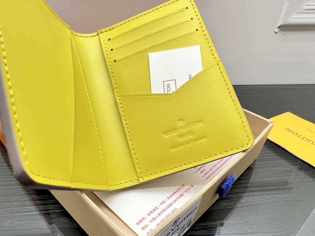 Classic Leather Card Holder - Detailed Stitching Classic Leather Card Holder - Stitching Detail