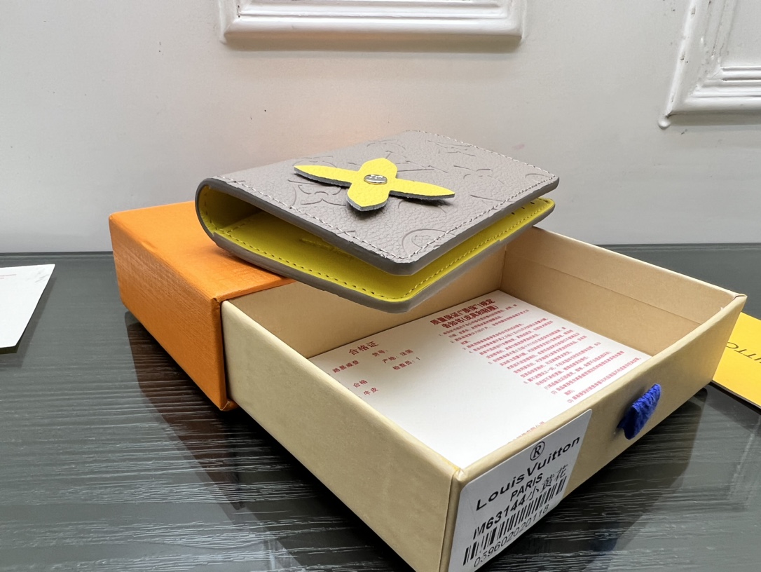 Classic Leather Card Holder - Texture Close-up Classic Leather Card Holder - Leather Texture