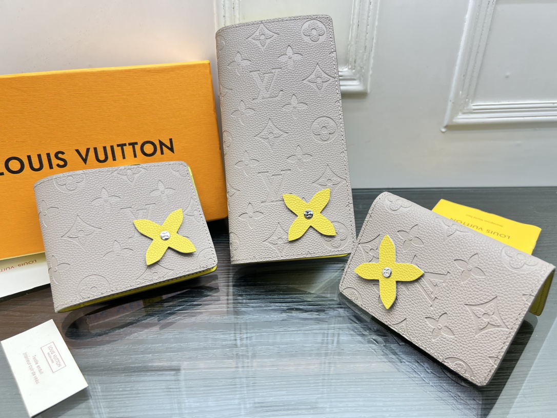 Classic Leather Card Holder - Gift Presentation Classic Leather Card Holder - Gift Box View