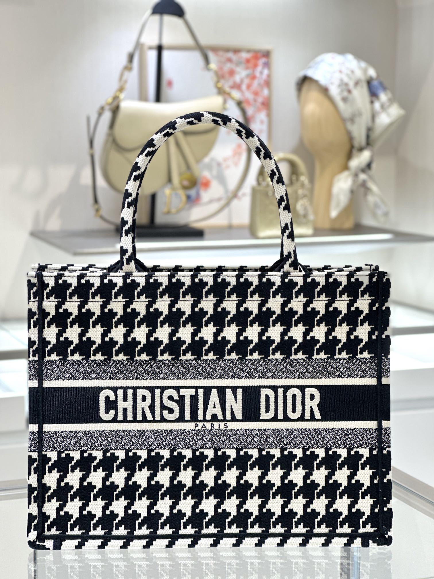 디올 Book Tote 36cm 블랙 자수 토트백 레플리카