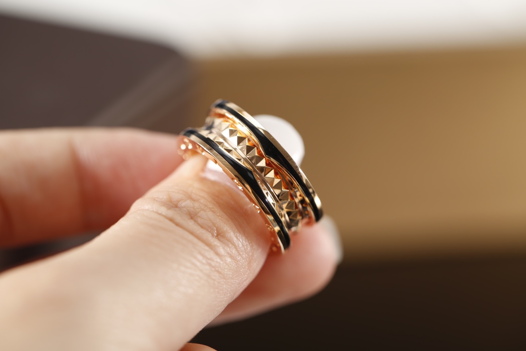 BV新款陶瓷戒指，B.zero1Rock系列🔥
批210元

新款推荐罗马设计，上身非常高贵气质，这款铆钉戴上真的巨闪 远看有一种满钻的效果！ 瞬间爱了！cool girl一定要买这款 真的戴上瞬间超闪 真香～～
通体v金，不过敏，保色持久，高度还原，玫瑰金为主，经典不过时，补了又补的款式，cnc精雕机雕刻，字印清晰明了，zp一对一，钢印刻字齐全，独家logo编码，不怕对比🆚
最特别的是中间铆钉的设计，各个棱面都blingbling的，在灯光下看比满钻还要闪亮，边缘硬朗的黑陶瓷，搭配各类衣服都很可以