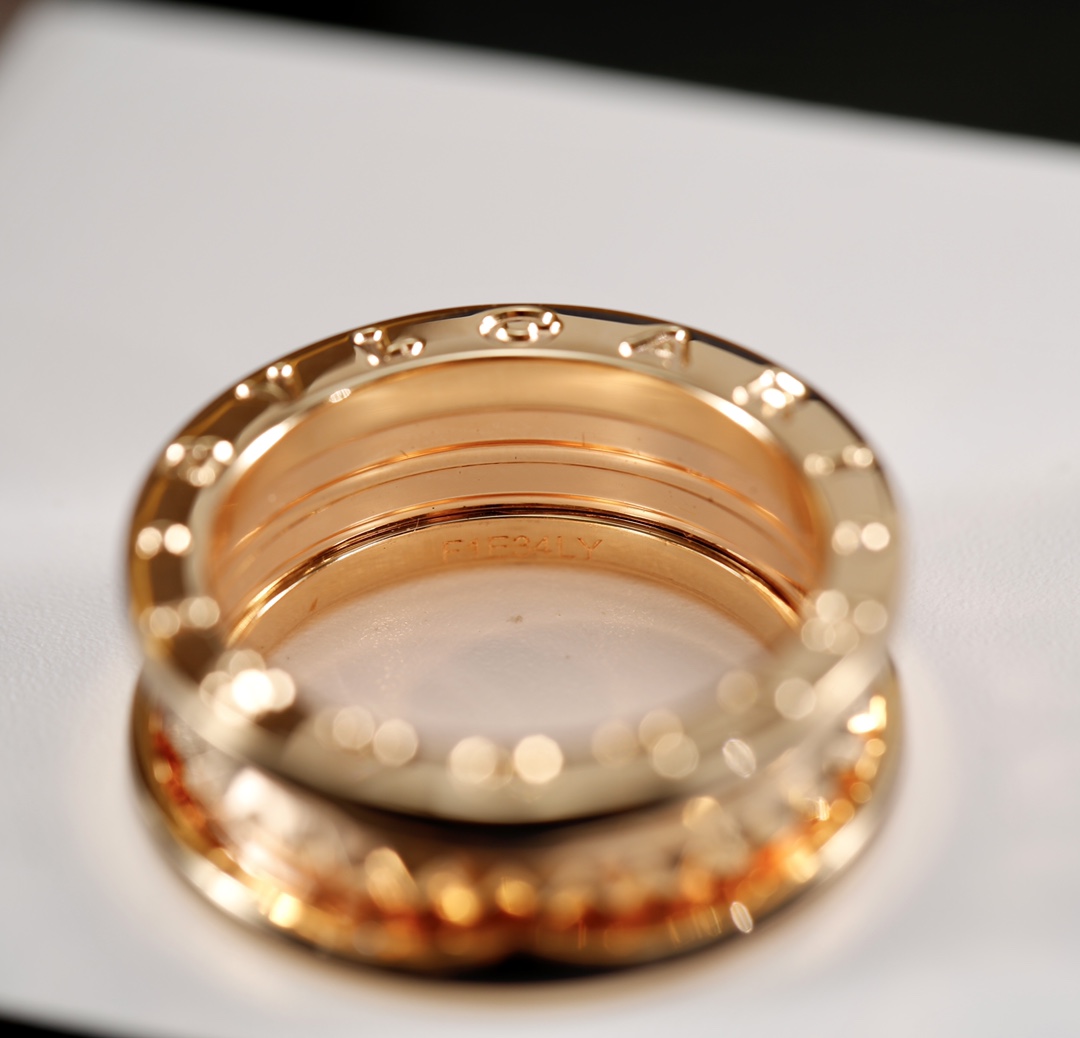 BV新款陶瓷戒指，B.zero1Rock系列🔥
批210元

新款推荐罗马设计，上身非常高贵气质，这款铆钉戴上真的巨闪 远看有一种满钻的效果！ 瞬间爱了！cool girl一定要买这款 真的戴上瞬间超闪 真香～～
通体v金，不过敏，保色持久，高度还原，玫瑰金为主，经典不过时，补了又补的款式，cnc精雕机雕刻，字印清晰明了，zp一对一，钢印刻字齐全，独家logo编码，不怕对比🆚
最特别的是中间铆钉的设计，各个棱面都blingbling的，在灯光下看比满钻还要闪亮，边缘硬朗的黑陶瓷，搭配各类衣服都很可以