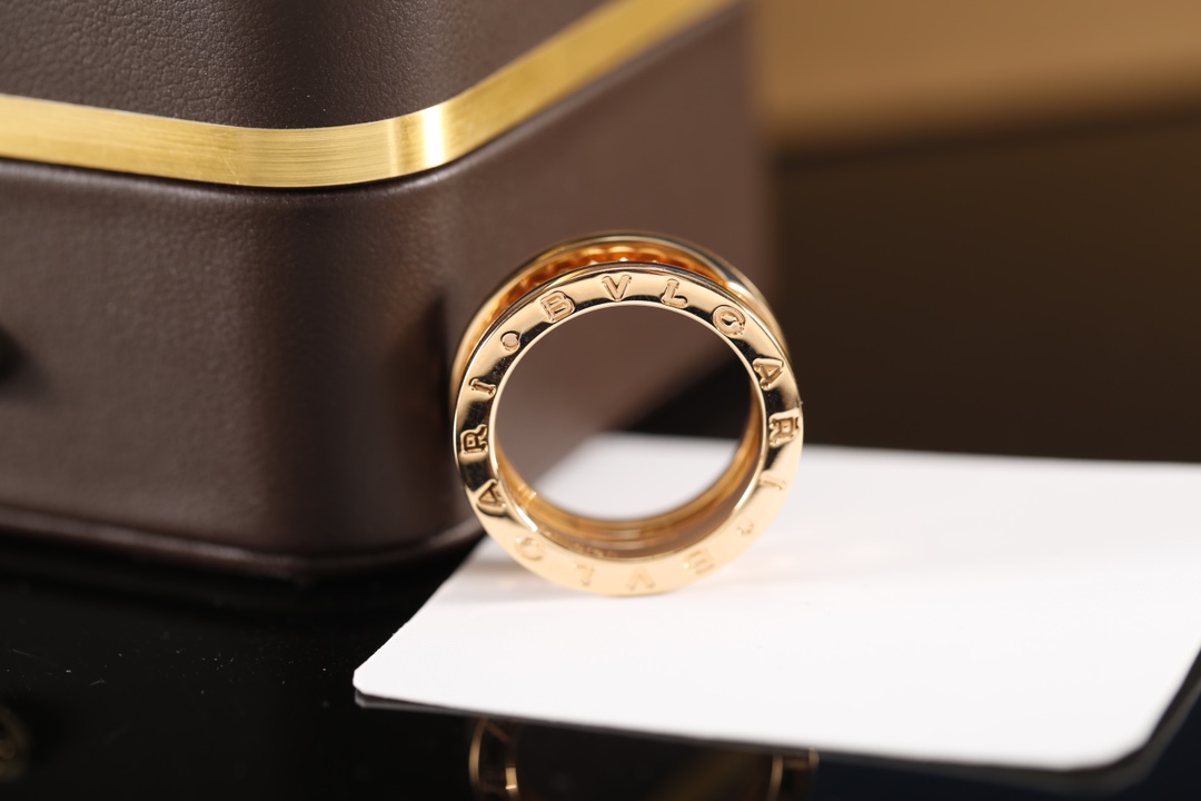 BV新款陶瓷戒指，B.zero1Rock系列🔥
批210元

新款推荐罗马设计，上身非常高贵气质，这款铆钉戴上真的巨闪 远看有一种满钻的效果！ 瞬间爱了！cool girl一定要买这款 真的戴上瞬间超闪 真香～～
通体v金，不过敏，保色持久，高度还原，玫瑰金为主，经典不过时，补了又补的款式，cnc精雕机雕刻，字印清晰明了，zp一对一，钢印刻字齐全，独家logo编码，不怕对比🆚
最特别的是中间铆钉的设计，各个棱面都blingbling的，在灯光下看比满钻还要闪亮，边缘硬朗的黑陶瓷，搭配各类衣服都很可以