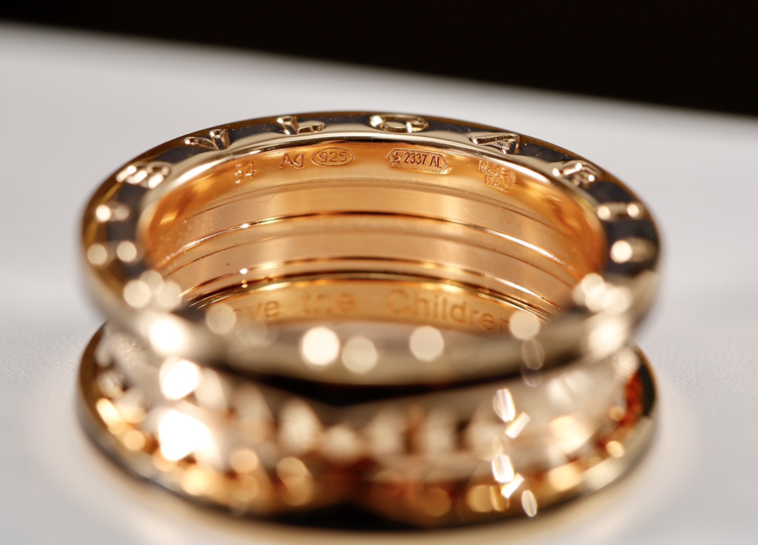 BV新款陶瓷戒指，B.zero1Rock系列🔥
批210元

新款推荐罗马设计，上身非常高贵气质，这款铆钉戴上真的巨闪 远看有一种满钻的效果！ 瞬间爱了！cool girl一定要买这款 真的戴上瞬间超闪 真香～～
通体v金，不过敏，保色持久，高度还原，玫瑰金为主，经典不过时，补了又补的款式，cnc精雕机雕刻，字印清晰明了，zp一对一，钢印刻字齐全，独家logo编码，不怕对比🆚
最特别的是中间铆钉的设计，各个棱面都blingbling的，在灯光下看比满钻还要闪亮，边缘硬朗的黑陶瓷，搭配各类衣服都很可以