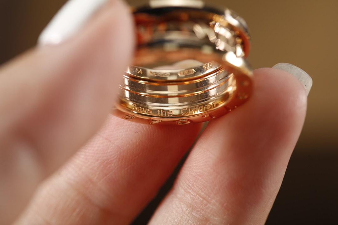 BV新款陶瓷戒指，B.zero1Rock系列🔥
批210元

新款推荐罗马设计，上身非常高贵气质，这款铆钉戴上真的巨闪 远看有一种满钻的效果！ 瞬间爱了！cool girl一定要买这款 真的戴上瞬间超闪 真香～～
通体v金，不过敏，保色持久，高度还原，玫瑰金为主，经典不过时，补了又补的款式，cnc精雕机雕刻，字印清晰明了，zp一对一，钢印刻字齐全，独家logo编码，不怕对比🆚
最特别的是中间铆钉的设计，各个棱面都blingbling的，在灯光下看比满钻还要闪亮，边缘硬朗的黑陶瓷，搭配各类衣服都很可以