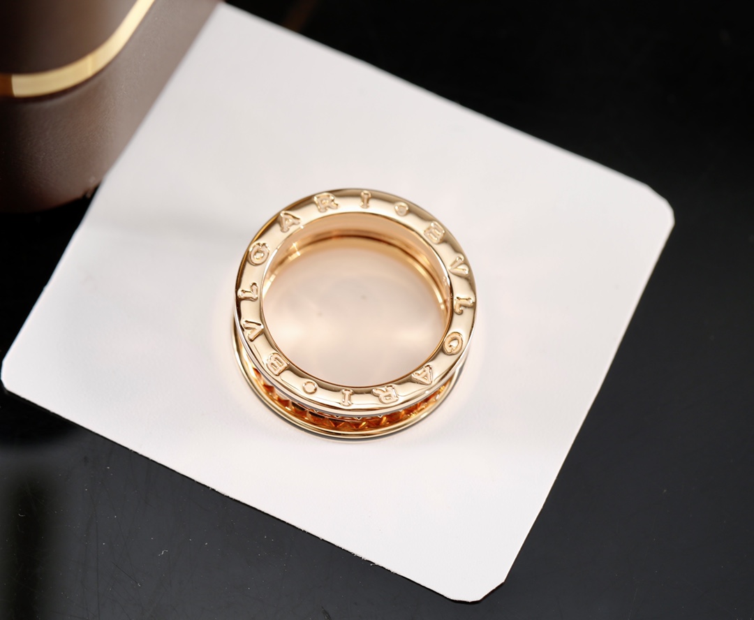 BV新款陶瓷戒指，B.zero1Rock系列🔥
批210元

新款推荐罗马设计，上身非常高贵气质，这款铆钉戴上真的巨闪 远看有一种满钻的效果！ 瞬间爱了！cool girl一定要买这款 真的戴上瞬间超闪 真香～～
通体v金，不过敏，保色持久，高度还原，玫瑰金为主，经典不过时，补了又补的款式，cnc精雕机雕刻，字印清晰明了，zp一对一，钢印刻字齐全，独家logo编码，不怕对比🆚
最特别的是中间铆钉的设计，各个棱面都blingbling的，在灯光下看比满钻还要闪亮，边缘硬朗的黑陶瓷，搭配各类衣服都很可以