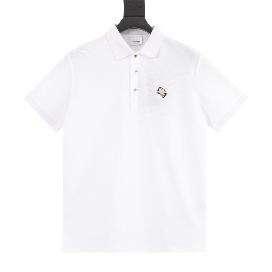 Burberry/巴宝莉 战马徽标短袖POLO衫 选用棉质珠地网眼布打造，定制材质260g长绒棉，衣领为双系统提花定织扁机制成，有弹性，不变形，衣服全部原生布捆边，前胸双层面筒，无明线，无散口，袖口，前胸筒底，肩缝包骨…