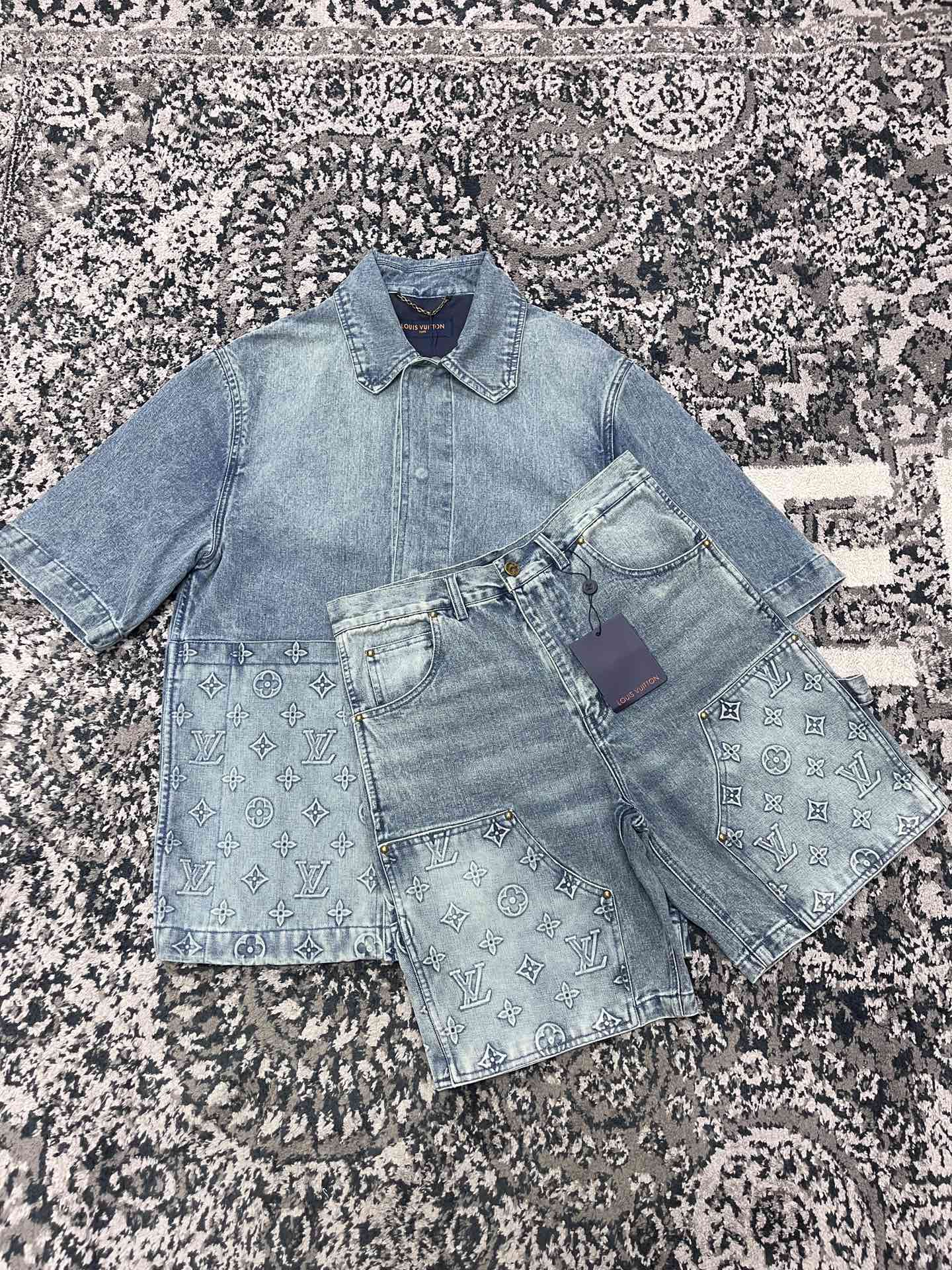 NO:818378,Donkey brand ss new spring and summer style workwear denim short-sleeved shirt. Counter price 15940. Description This workwear short-sleeved shirt is cut with washed denim in a simple silhouette and has a full Monogram pattern embossed on the large pockets. It can be paired with shorts of the same style or as a jacket to inject a trendy style into the summer look. Detailed features Standard fit Monogram embossed front pockets DNA collar Concealed button front cotton Complete trademarks Completely authentic level, Louis Vuitton - clothing, louis  vuitton,louis vuitton,shorts,jackets & coats,shirts,T-shirt,19860909驴牌ss春夏新款 工装牛仔短袖衬衫 专柜售价15940 说明 本款工装短袖衬衫以水洗丹宁裁出简明廓形,为大号口袋压印全幅 Monogram 图案.可搭配同款短裤或作外套,为夏日造型注入潮流风范. 详细特征 标准版型 Monogram 压纹前袋 DNA 衣领 暗扣前襟 棉 商标齐全 完全乱真级别,路易威登-服装,louis vuitton,louis vuitton,shorts,jackets & coats,shirts,T-shirt,,Women's clothing