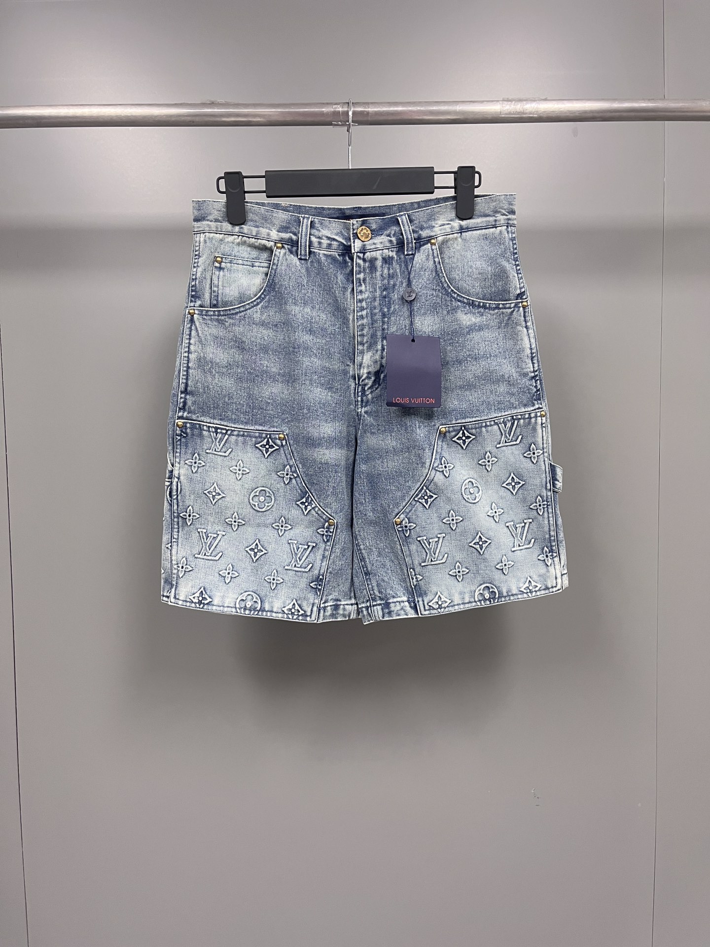 NO:818371,Donkey brand ss spring and summer new style work denim shorts. Counter price 12040. Description: This style of work denim shorts is dip-dyed in washed tones, with a Monogram pattern embossed on the splicing structure and pointed pockets, which can be combined with the same work shirt to create a trendy style. Detailed features: Standard fit, Monogram embossed work elements, nubuck patch with inscribed square nails, hammer fixing ring, marquise pockets, cotton, complete trademarks  Completely authentic level,Louis Vuitton-clothing,louis vuitton,louis vuitton,shorts,shirts,19860909驴牌ss春夏新款 工装牛仔短裤 专柜售价12040 说明 本款工装牛仔短裤浸染水洗色调,为拼接结构和尖角口袋压印 Monogram 图案,可与同款工装衬衫共筑潮流风范. 详细特征 标准版型 Monogram 压纹工装元素 正绒面革贴饰配有铭纹方钉 锤子固定环 榄尖形口袋 棉 商标齐全 完全乱真级别,路易威登-服装,louis vuitton,louis vuitton,shorts,shirts,,Women's clothing