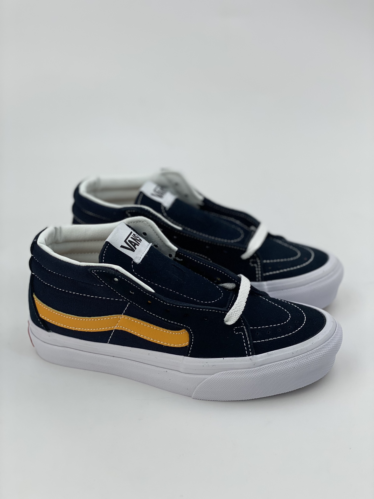 Vans Sk8-Mid mid-top contrasting color stitching sneakers