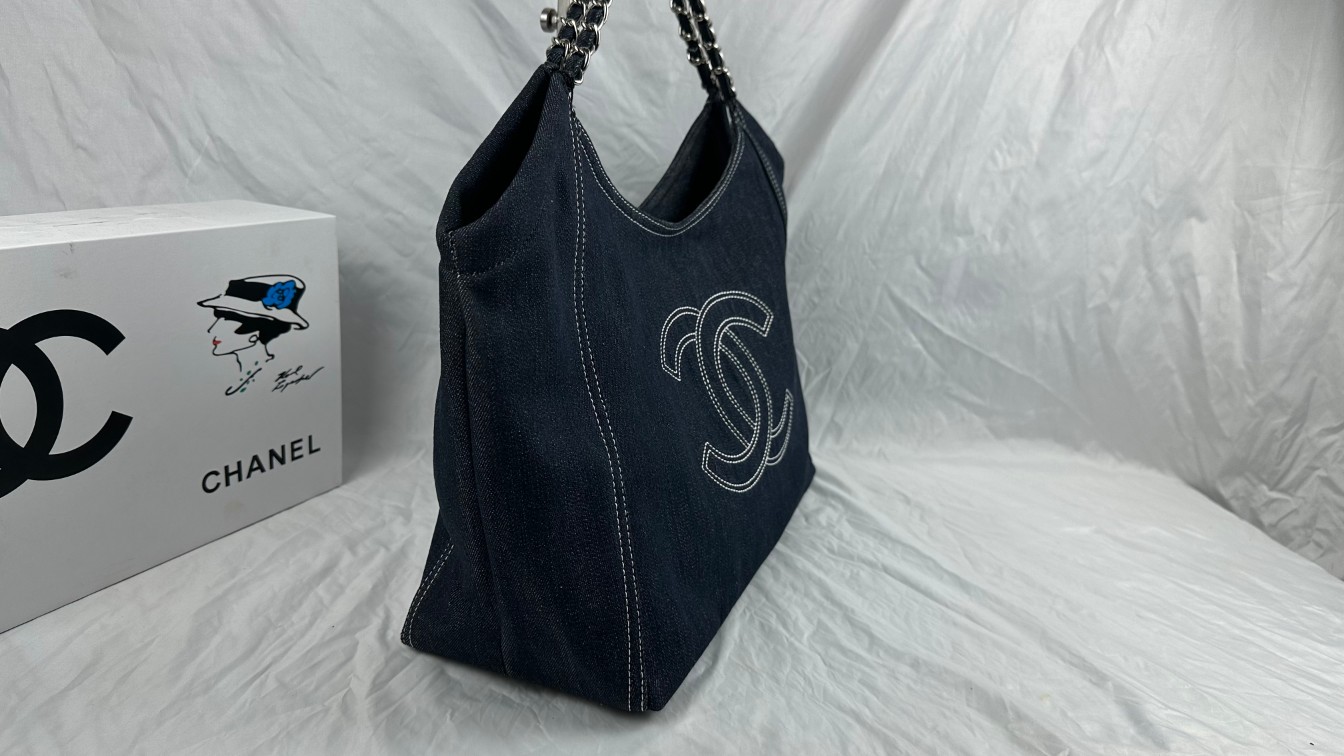 香奈儿牛仔腋下 托特包【CHANEL】香奈儿 2023新款潮流爆款 潮流时尚，元素搭配完全是抓住女孩子的心 Chanel牛仔系列 容量大 自重轻&prime; 谁背谁好看 集美必入 尺寸:底部40x袋口55x高30x厚20，款号327