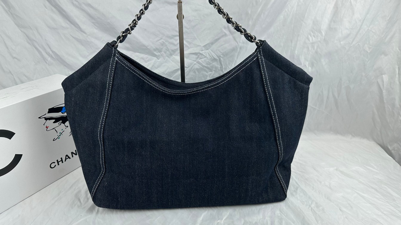 香奈儿牛仔腋下 托特包【CHANEL】香奈儿 2023新款潮流爆款 潮流时尚，元素搭配完全是抓住女孩子的心 Chanel牛仔系列 容量大 自重轻&prime; 谁背谁好看 集美必入 尺寸:底部40x袋口55x高30x厚20，款号327
