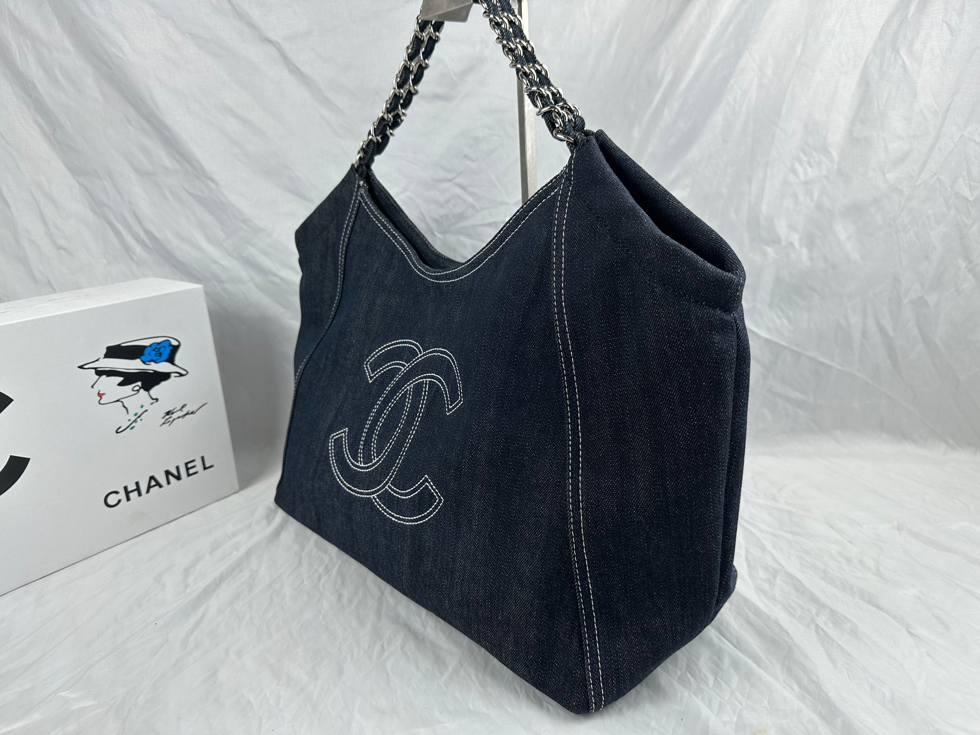 香奈儿牛仔腋下 托特包【CHANEL】香奈儿 2023新款潮流爆款 潮流时尚，元素搭配完全是抓住女孩子的心 Chanel牛仔系列 容量大 自重轻&prime; 谁背谁好看 集美必入 尺寸:底部40x袋口55x高30x厚20，款号327