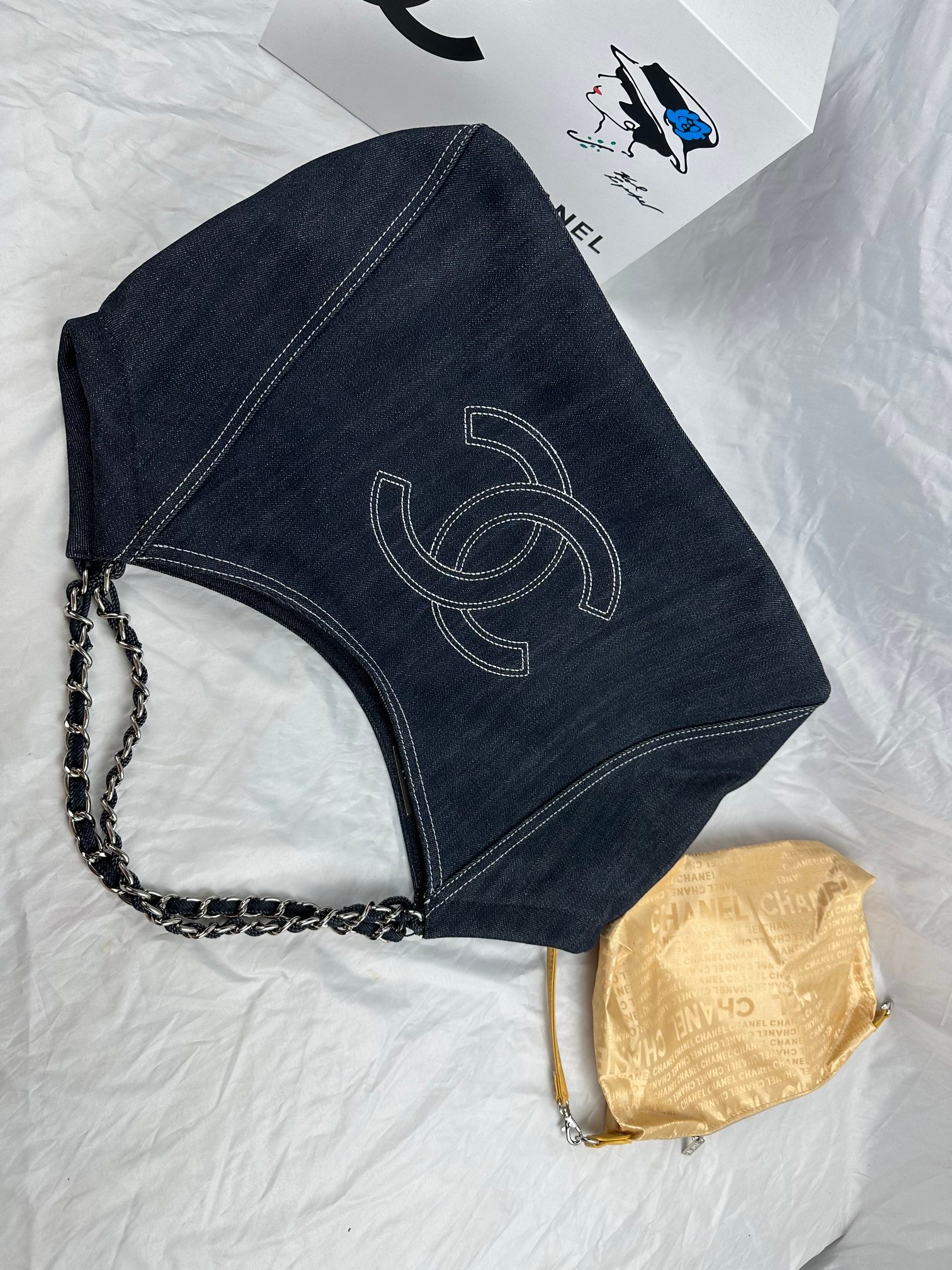 香奈儿牛仔腋下 托特包【CHANEL】香奈儿 2023新款潮流爆款 潮流时尚，元素搭配完全是抓住女孩子的心 Chanel牛仔系列 容量大 自重轻&prime; 谁背谁好看 集美必入 尺寸:底部40x袋口55x高30x厚20，款号327